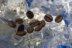 سرد کردن دانه های قهوه قبل از آسیاب ، جهت بدست آوردن بهترین و یکدست ترین حالت ممکن *